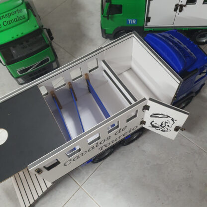 Camião Transporte Cavalos 4 boxes + arrumos - Image 8